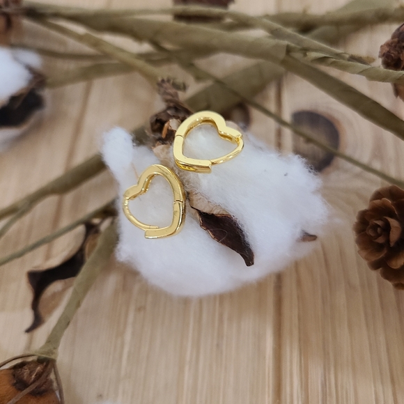 💛💛NEW💛💛SO CUTE!! Heart Huggie Hoop Earrings in GOLD Plating 💛💛 - Picture 8 of 16